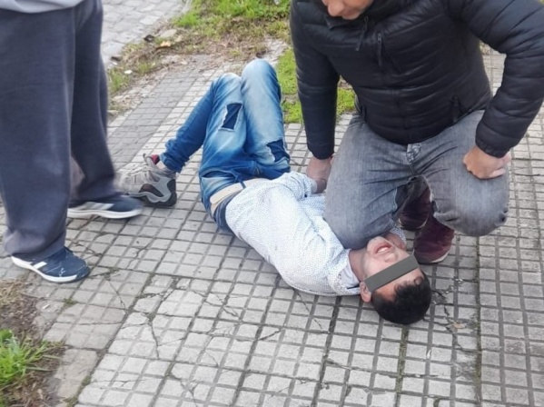 Vecinos atraparon a un ladrón que intentó robarle a una joven en La Plata