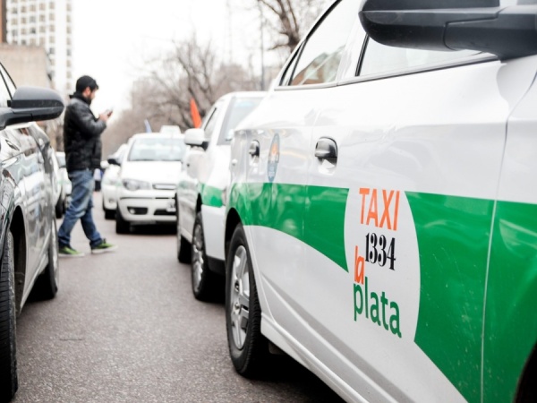 Los taxistas de La Plata solicitaron al Concejo Deliberante un nuevo incremento de tarifas: rondaría el 80%