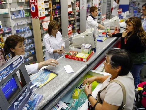 Las farmacias bajan sus persianas y suspenderán la atención al público este viernes en rechazo al decreto del Gobierno