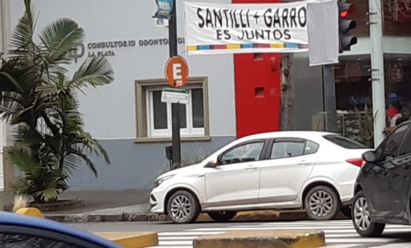 Santilli no respeta la veda en La Plata y dejó la ciudad llena de pasacalles