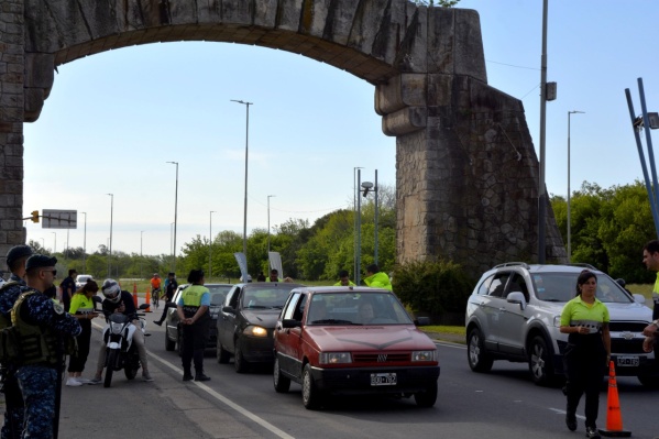 Aumentaron los controles vehiculares en distintos puntos de La Plata y se retuvieron una decena de vehículos