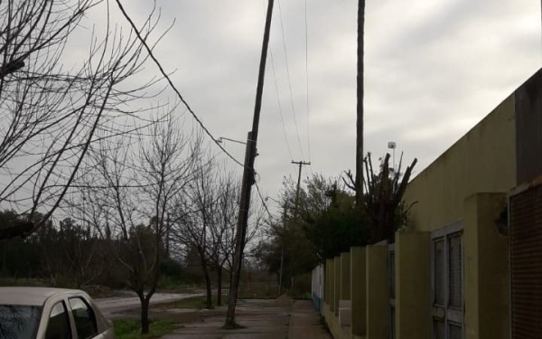 Vecinos de Los Hornos temen por un poste con "riesgo de caída"