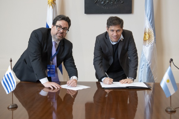 Kicillof selló un acuerdo con el intendente de Montevideo para cooperar en turismo, educación, transporte y más