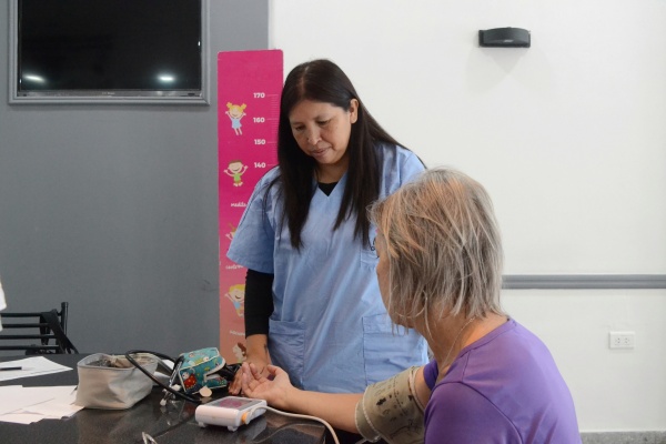 Desde la Municipalidad lanzaron nuevos chequeos médicos, planes de vacunación y salud sexual en los barrios de La Plata