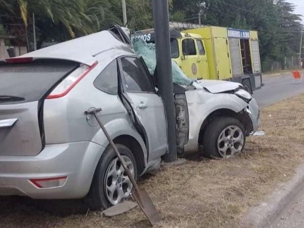 Una camioneta realizó una maniobra peligrosa y se estrelló contra un poste en La Plata