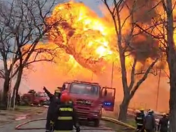 Desde adentro del camión de bomberos: cómo se vivió el incendio de YPF en Ensenada