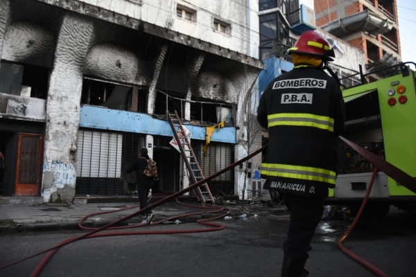 Incendio en un pensión ubicada en el centro de La Plata