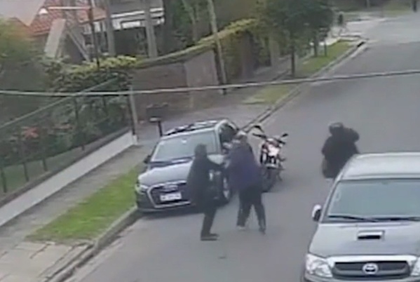 Violento robo en La Plata: dos motochorros apuñalaron a un hombre a plena luz del día y escaparon