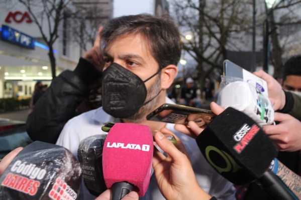 Carlos Bianco junto a la militancia en La Plata: "No les creo a las bocas de urna y las encuestas; yo espero los resultados"
