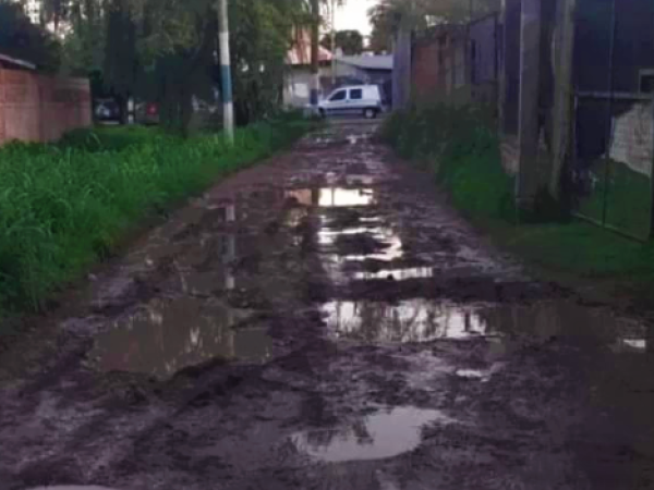 "Cuando llueve no se puede transitar" en una calle de Los Hornos