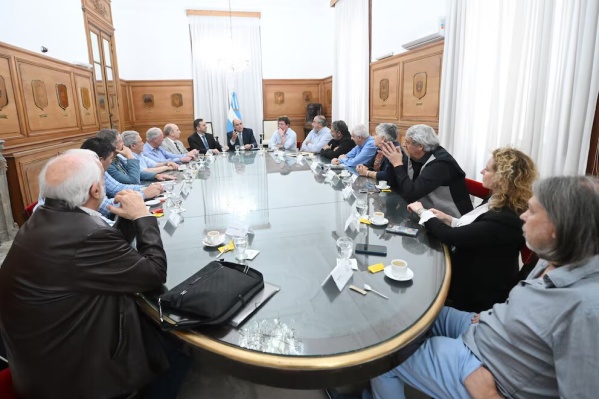 El Gobierno acordó con la CGT revisar un punto crucial de la reforma laboral y crear una mesa conjunta con empresarios