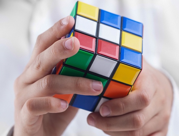 El duro desafío explicativo de Javier Milei: el Cubo Rubik económico no se arma lado por lado