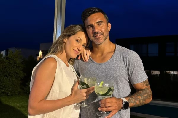 Mica Viciconte y Fabián Cubero salieron disfrazados y chaparon en plena calle