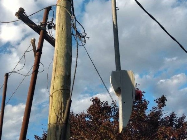 Vecinos de 52 y 147, se mostraron preocupados por la caída de una luminaria: "Estaba atada con alambre"