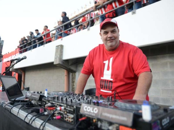 La historia de Diego Vargas, el famoso DJ platense que animó la fiesta en el nuevo estadio de Estudiantes