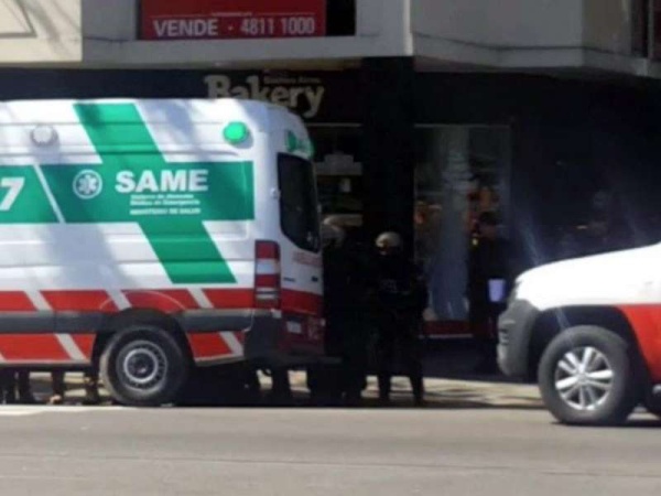 Un hombre golpeó a su pareja y se atrincheró en una ambulancia del SAME con su hija recién nacida