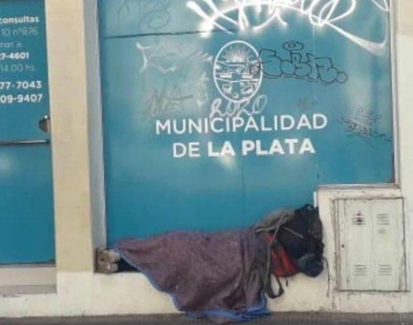  Un hombre vulnerable durmió en la puerta del parador municipal de La Plata porque estaba cerrado 