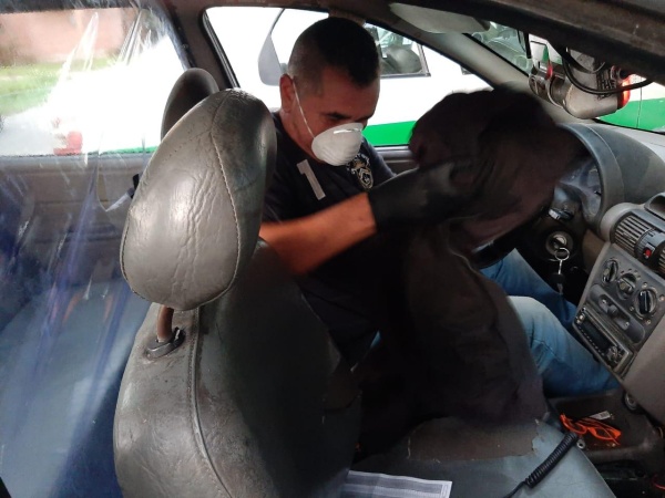 Coronavirus: Comenzaron a colocar barreras de plástico en los taxis de APT