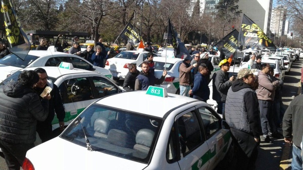 Los taxistas de La Plata no tendrán que tramitar el Certificado Único Habilitante
