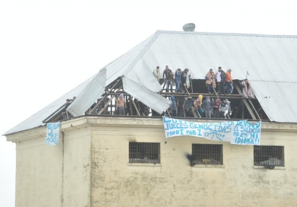 Tensión en Devoto: Presos ganaron los techos y piden ser excarcelados