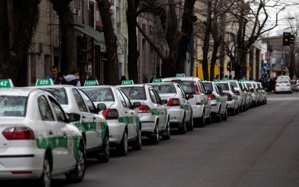 Taxis de La Plata hacen solo 10 viajes diarios pero ya salieron del pozo de la cuarentena
