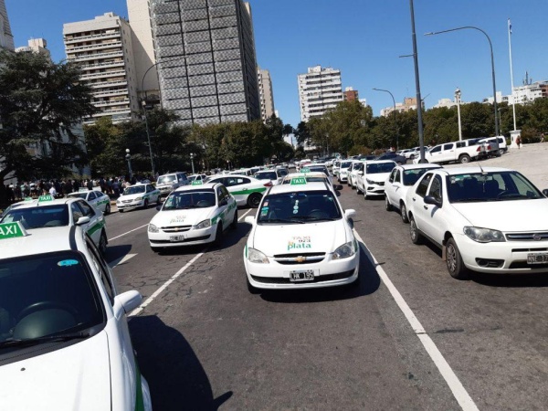 Taxistas de La Plata: aliviados por la Fase 3 pero todavía muy lejos de marzo