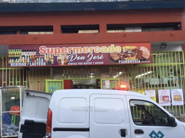 Clausuraron en La Plata un supermercado &quot;Chino&quot; que tenía alimentos vencidos en 2019 y no respetaba el acuerdo de precios