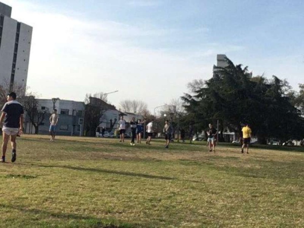 En Plaza Güemes no respetaron la cuarentena y jugaron al fútbol: &quot;en barrio norte se manejan como quieren&quot;