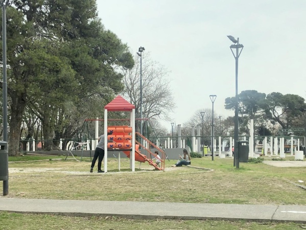 Salidas contagiables en La Plata: vecinos denunciaron familias en los juegos de las plazas