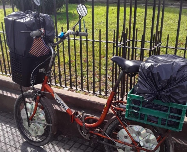 La bicicleta salvadora de La Plata: un vecino hace los &quot;mandados&quot; a voluntad por todos los barrios