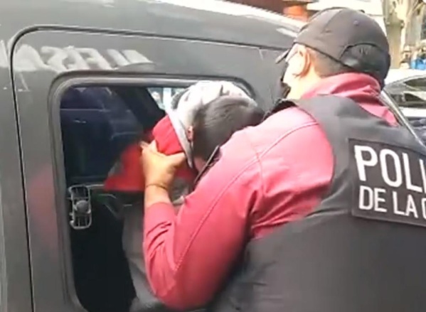 Tensión en Flores: Niño de 4 años fue abandonado en el auto y tuvieron que romper el vidrio para rescatarlo