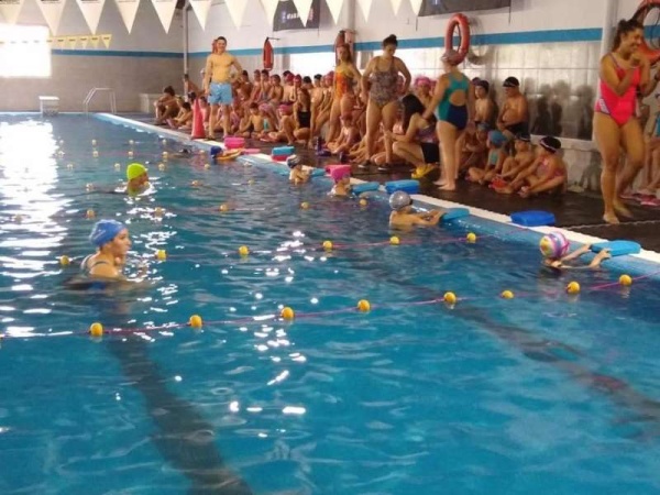 El natatorio Estoa de La Plata reabrió a pesar de no tener ningún tipo de permiso