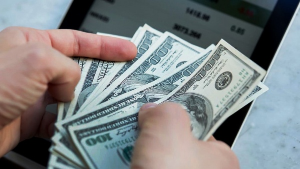 El dólar informal bajó $7 en la jornada previa a las elecciones y cotizó a $200