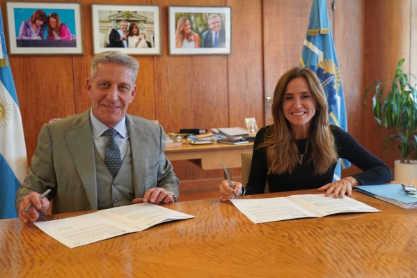 Tolosa Paz firmó un convenio para inversión sanitaria en Chubut