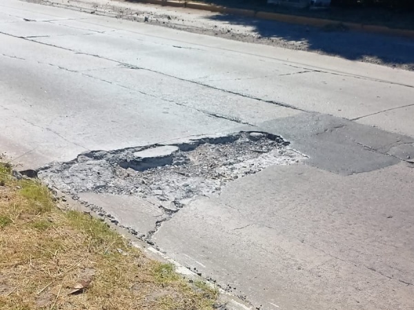 Vecinos reclaman por un cráter en plena avenida 44: "me rompió toda la llanta"