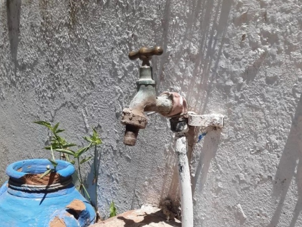 Vecinos de 154 y 73, reclamaron por la falta de suministro de agua en el barrio
