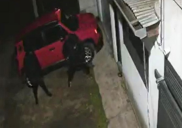 Violento robo en Olmos: tiraron la puerta abajo, le dispararon a una joven y huyeron con el botín