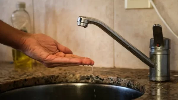 Vecinos de Villa Castells recaman por la falta de agua potable