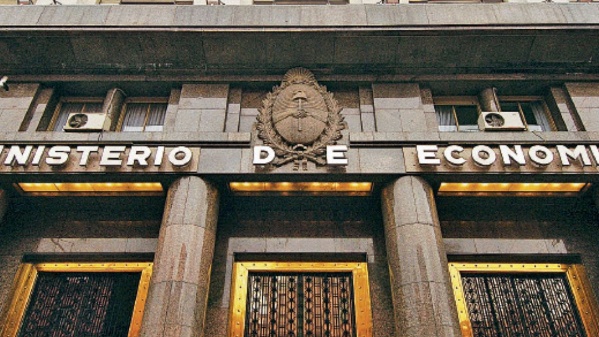 El Ministerio de Economía logró canjear títulos deudas por dos billones de pesos