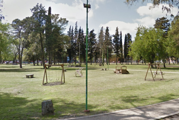 Vecinos piden el arreglo de los juegos del Parque Julio López: "Son un peligro para los chicos"