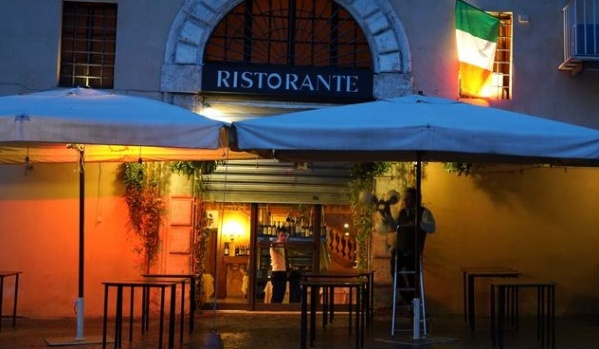 En Italia abren los restaurantes pero hay polémica por la cantidad de personas admitidas