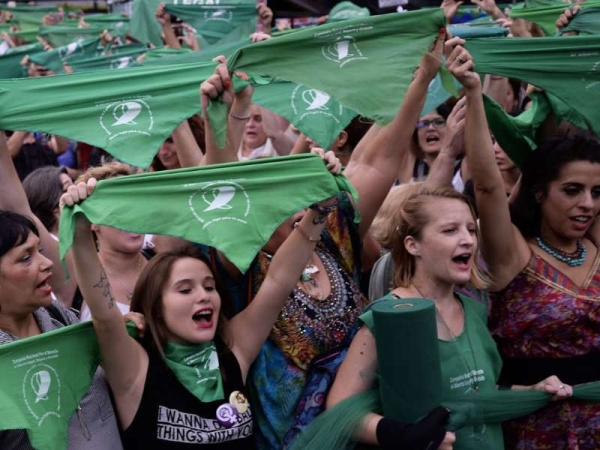 Con un masivo pañuelazo verde, organizaciones pidieron que el aborto sea legal en la Argentina