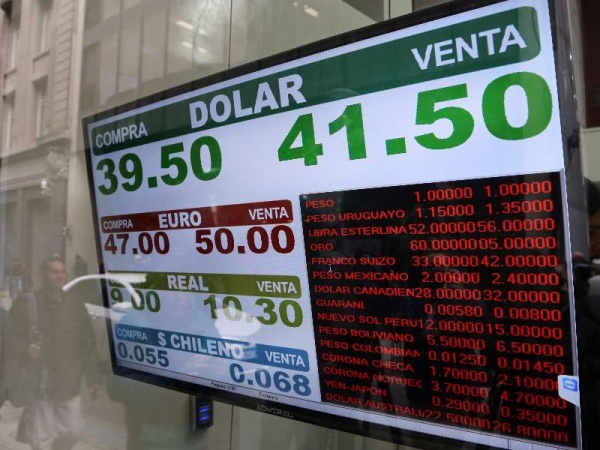 El dólar cerró la semana a la baja tras las nuevas medidas de Sandleris