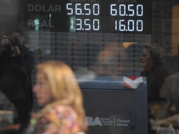 El dólar alcanzó los 62 pesos tras los anuncios del gobierno 