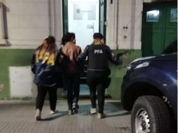 Detuvieron a una mujer acusada de distribuir pornografía infantil en La Plata