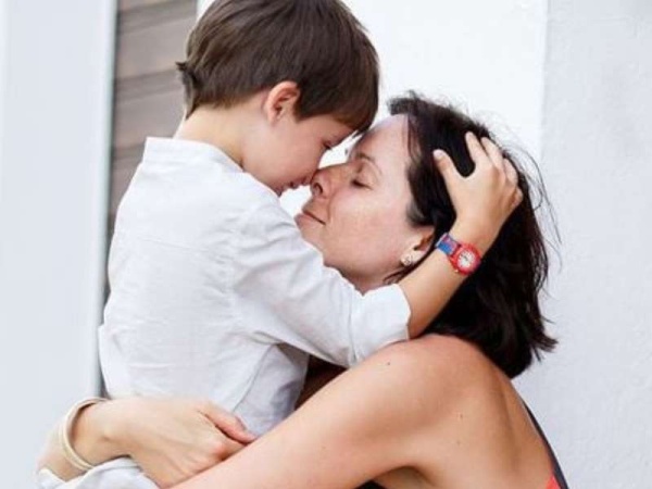 Según un estudio, si abrazás mucho a tu hijo, le harás muy bien