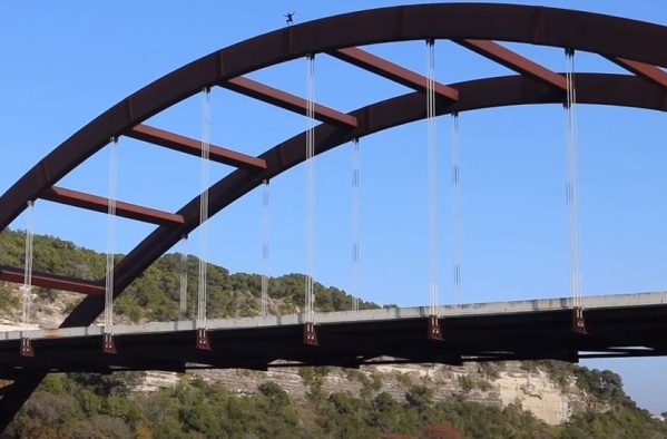 Video: un youtuber saltó de un puente para sumar seguidores y se fracturó el cráneo