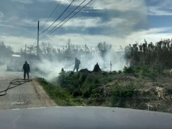 20 personas quisieron usurpar un terreno en Los Hornos y provocaron un incendio