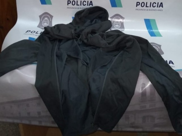 La Plata: No pudo robar, trepó a una casa para quitarle la ropa a los dueños y quiso engañar a la Policía