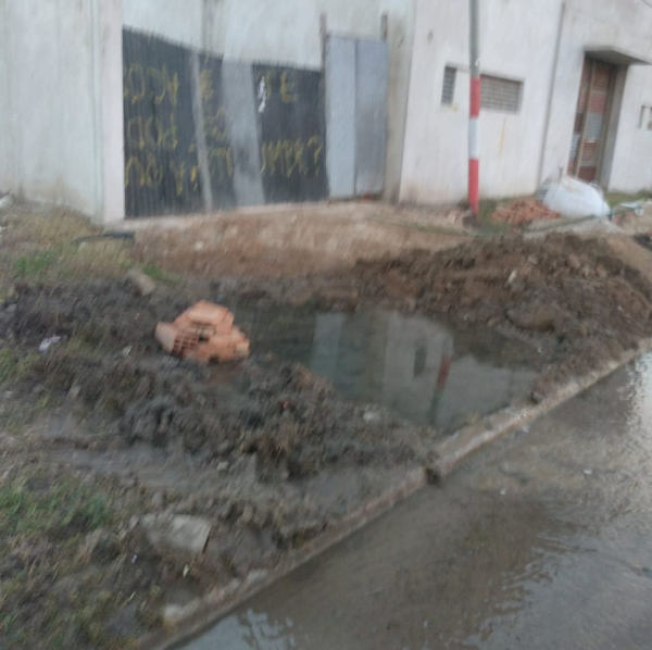 Una enorme pérdida de agua dejó a todo un barrio sin suministro en La Plata